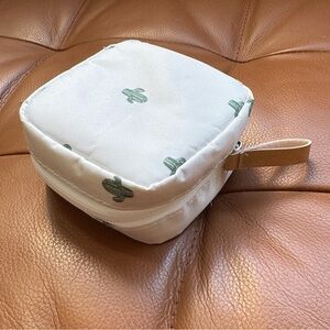 * 🅵🆁🅴🅴 ** add on Cactus Print zipper pouch packing cube